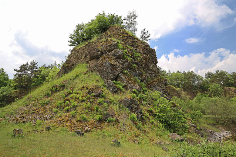 Beim Abbau stehengebliebener Säulenbasalt am Eingang des ehemaligen Basaltbruchs am Lindenstumpf.