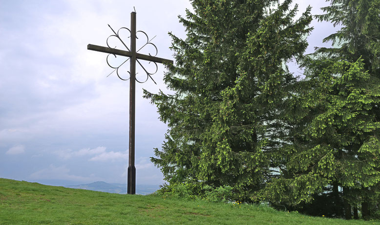 Wegweiser zwischen Enzianhütte und Weiherberg.