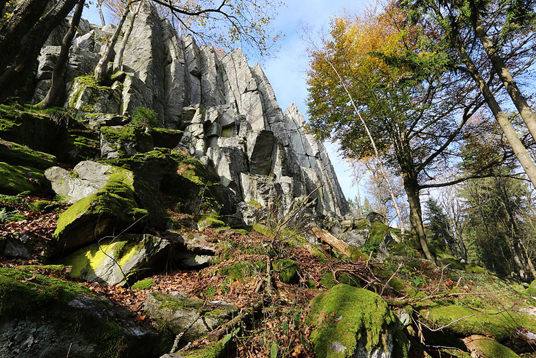 Die Südostseite der Steinwand. 