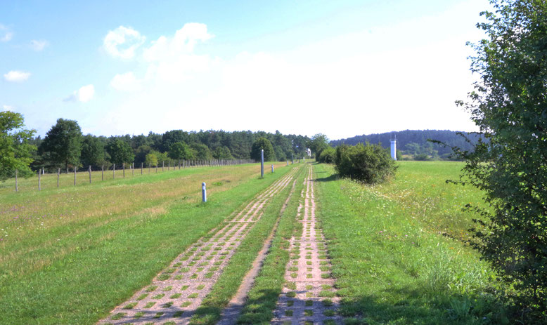 Ehemaliger Kolonnenweg mit DDR-Grenzturm, rechts hinten im Bild. In gerader Verlänge-rung des Kolonnenweges ist der amerikanische Kontrollturm eben noch zu erahnen.