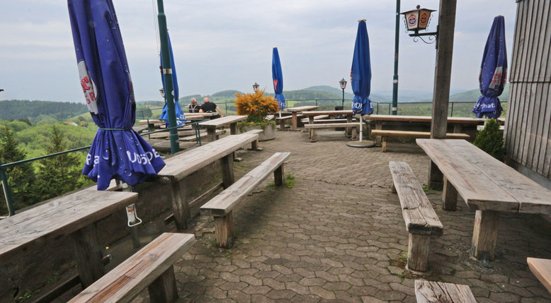 Hintere Außenterrasse der Enzianhütte.