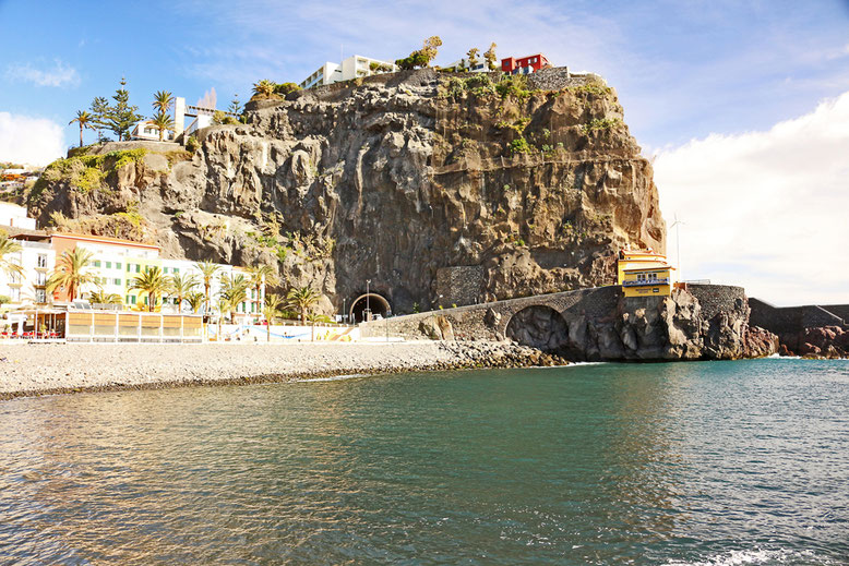 Steilklippe im Osten von Ponta do Sol mit Tunnel und Felsencafé.