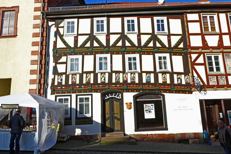 Das um 1500 im Stil der Renaissance erbaute Elf-Apostel-Haus, ist das älteste Haus in Tann. Sehenswert sind die elf Holzreliefs über dem Erdgeschoss des Gebäudes, welche die Apostel darstellen.