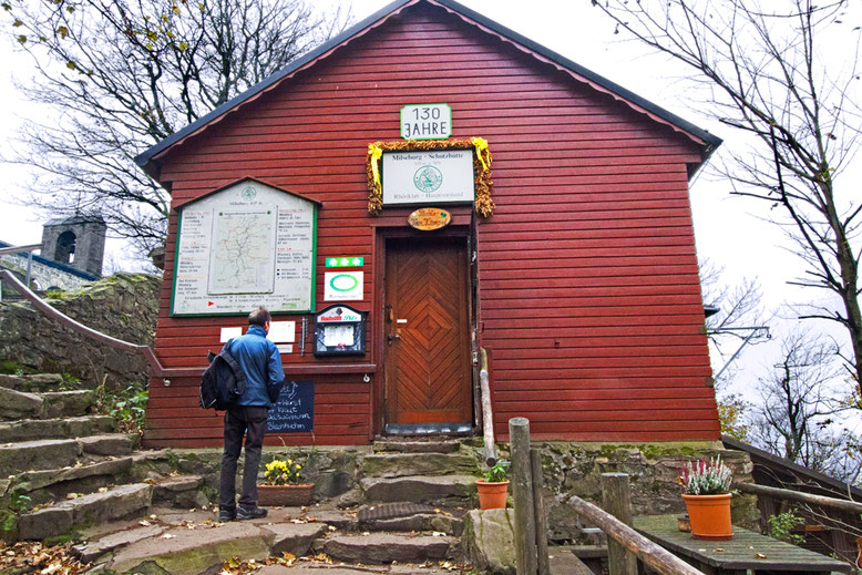 Milseburg-Hütte kurz unter dem Gipfel.