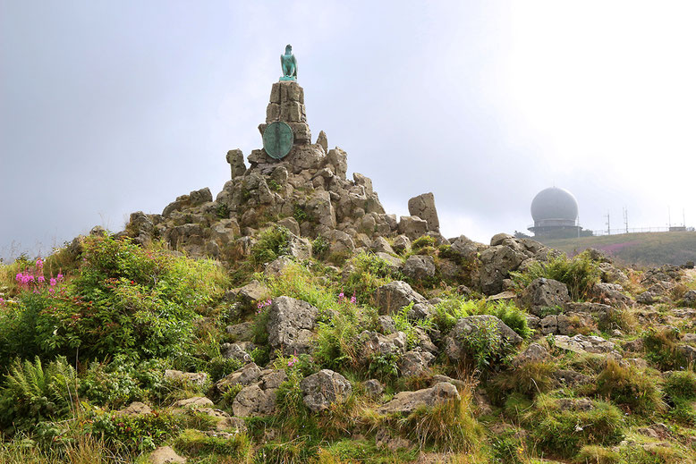 Das Fliegerdenkmal westlich unterhalb der Wasserkuppe im morgendlichen Zwielicht. 