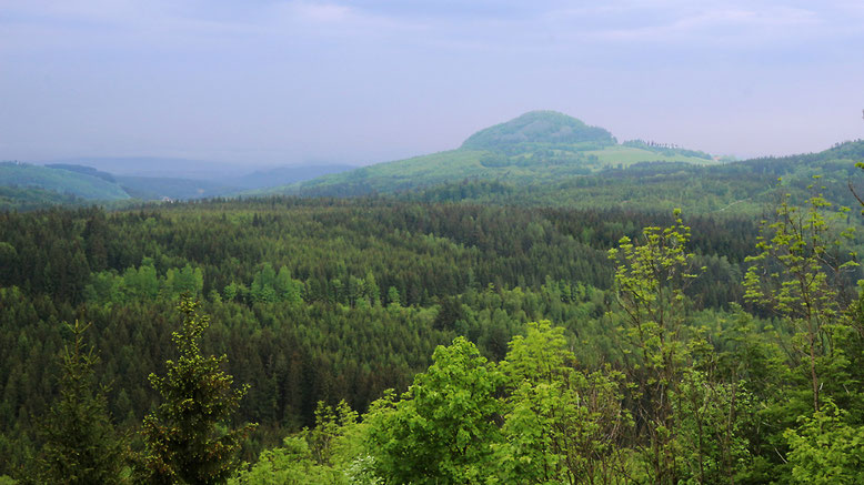 Blick von der hinteren Außenterrasse der Enzianhütte zur Milseburg.