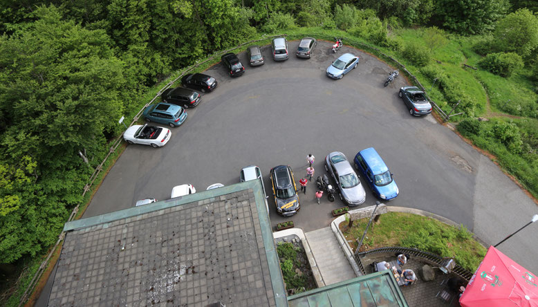 Parkplätze hinter dem Berggasthof.