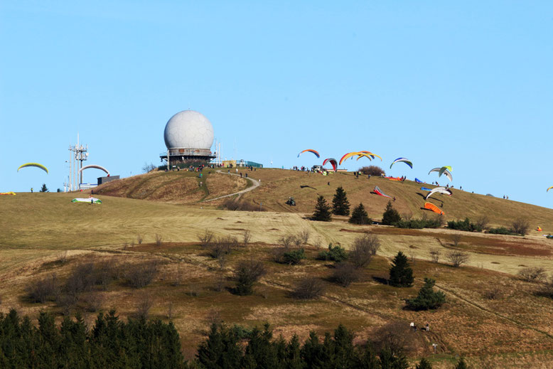 Gleitschirmflieger starten unterhalb des Radoms.