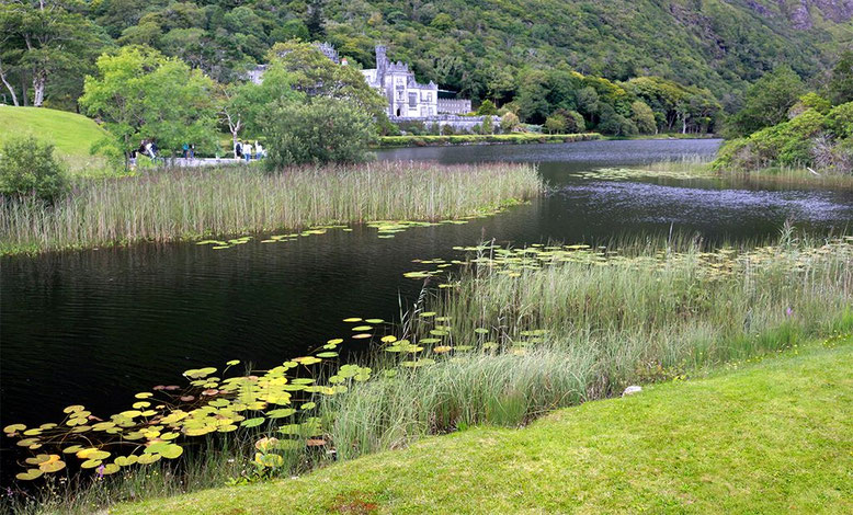 Pollacapall Lough südlich unmittelbar Kylemore Abbey.