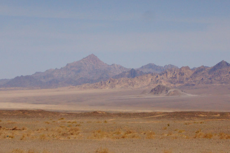 Die Wüste Lut (persisch Kavir-e Lut) liegt im Südosten des Iran. Inmitten der Provinzen Südkhorasan, Sistan-Baluchestan und Kerman gelegen, gilt sie als einer der am wenigsten erforschten Orte des Landes. Hier gibt es neben 700 Meter hohen Sanddünen auch 