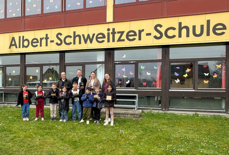 Die Grundstufe 1 & 2 bei der Übergabe der gespendeten Handschuhe der Stadtwerke mit Herrn Friesenbichler (rechts) & Herr Ewert