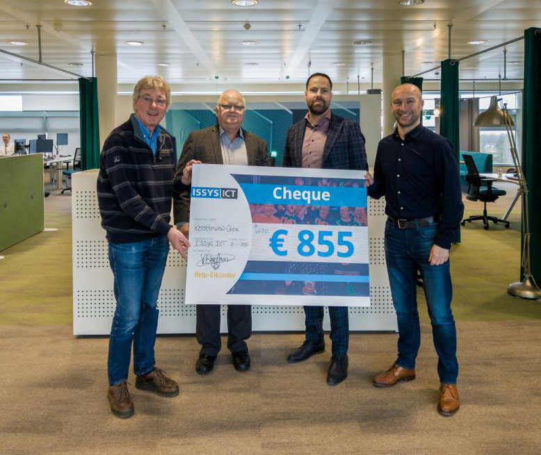 De cheque die de directie van ISSYS ICT aan de Stichting Help-Elkander overhandigt was niet over het hoofd te zien. V.l.n.r. penningmeester Richard den Bak, voorzitter Johan Borchelt, Laurens van Beurden (CEO) en Arnold Streefland (CCO) [foto: Sebastiaan]