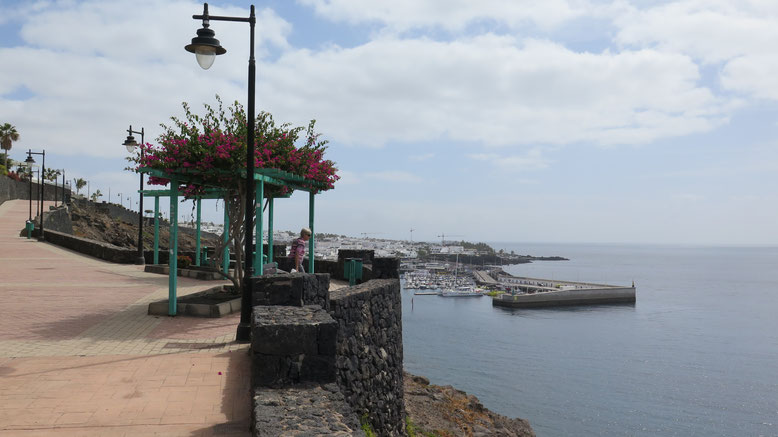 Und schon erreichen wir den toll gemachten Gehweg in die Stadt Puerto del Carmen.