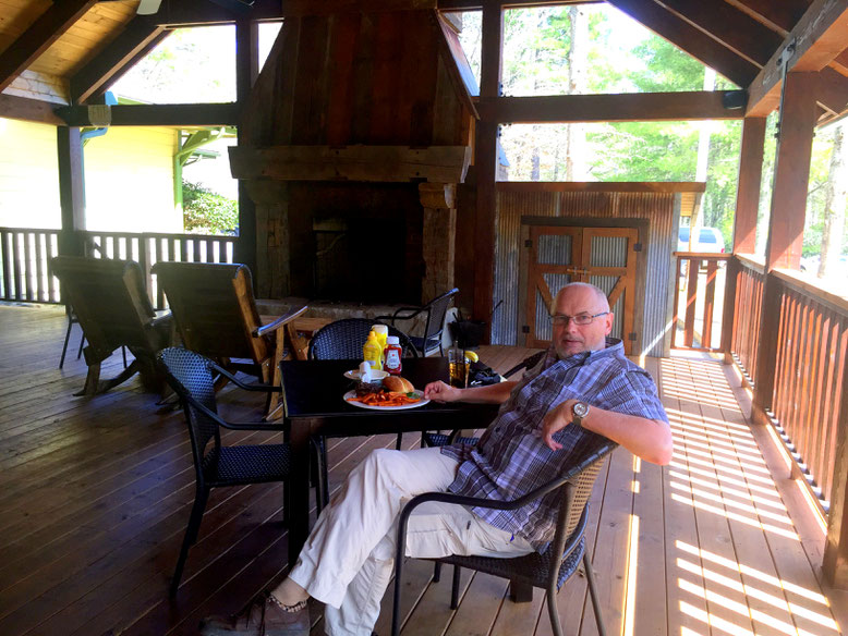 Lunch auf der Veranda im Mica´s Restaurant and Pub