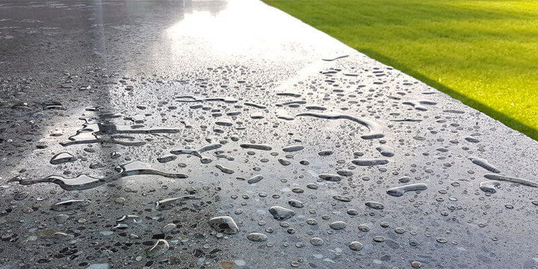 Abperleffekt von Wasser auf geschliffenen Betonböden