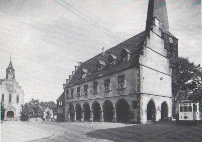 ca.1940 links Calvin Haus (noch unzerbombt) Altes Rathaus und Sankt Viktor, rechts Strassenbahn
