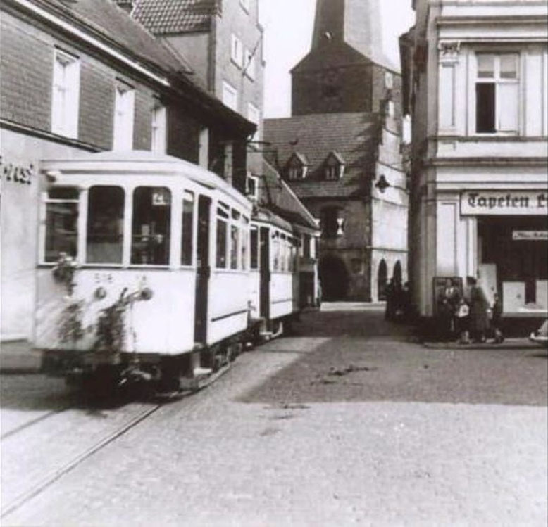 Strassenbahn in der Brückstrasse links Ernst Rahlenbeck, rechts damals noch Rottkamp