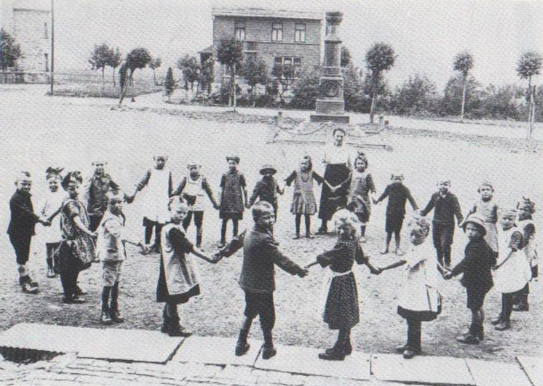 (1922)Im Hintergrund das Denkmal, von der Schule fotografiert in Ergste 
