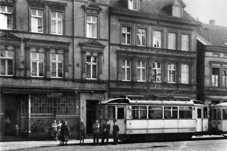 ca.1952 Strassenbahn steht vor Ihrer Station auf dem Marktplatz  (in etwa Höhe Union-Quelle)
