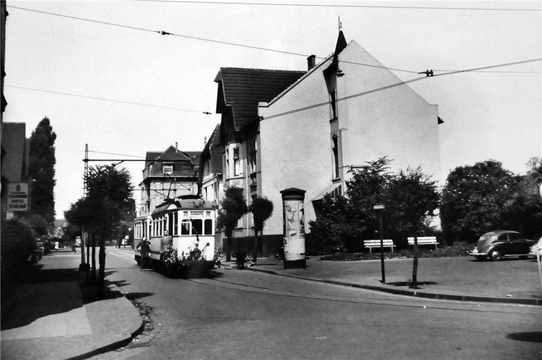 Karl-Gerhardt Strasse, photographiert von der Bahnhofskreuzung(Bahnhofsplatz), links später Hitzegrad, rechts Bahnhofsstrasse