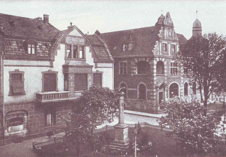 um1914 Postplatz,Blick auf die Post,im Vordergrund das Kriegerdenkmal,links die Post-Apotheke 