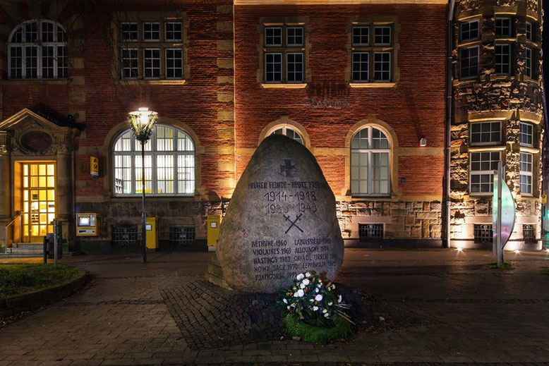 Posteingang mit Gedenkstein 