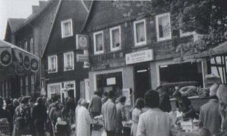 1976 Von links Pestalozzi-Schule,Bäckerei Kessler,Ruhrbrennerei Gabisch auf dem Marktplatz