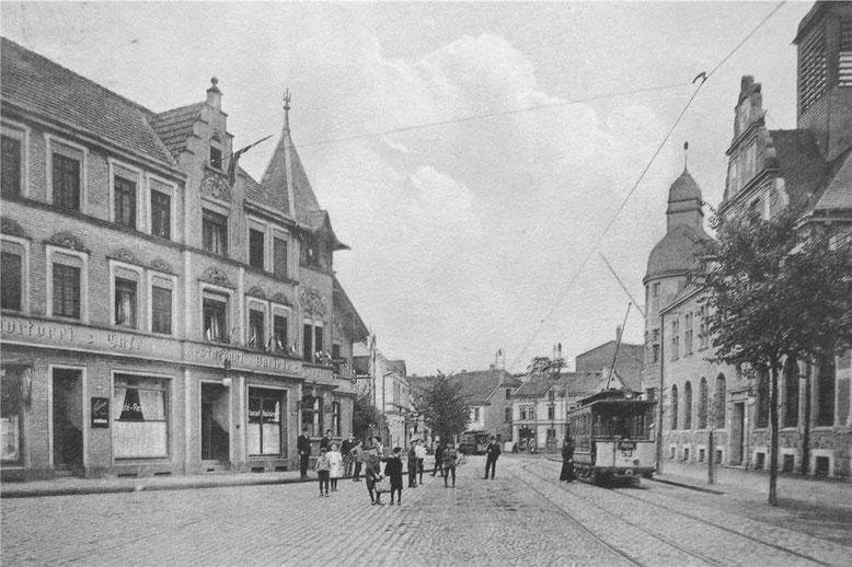 Strassenbahn in der Rathausstrasse, rechts die Post