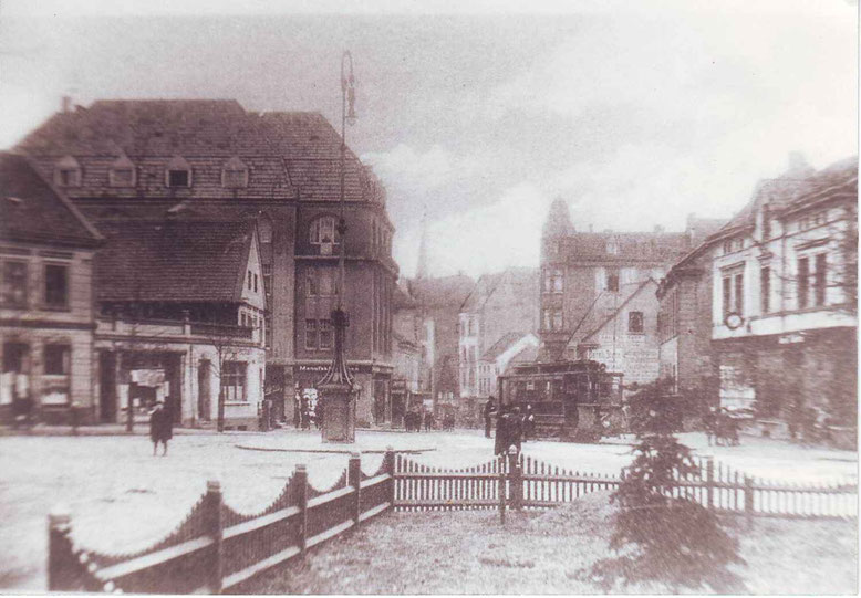 Um 1909 das neue Manufakturen Kaufhaus Küster, Blick auf die Hüsingstr. mit Strassenbahn, die Kirche wurde 1908 abgerissen