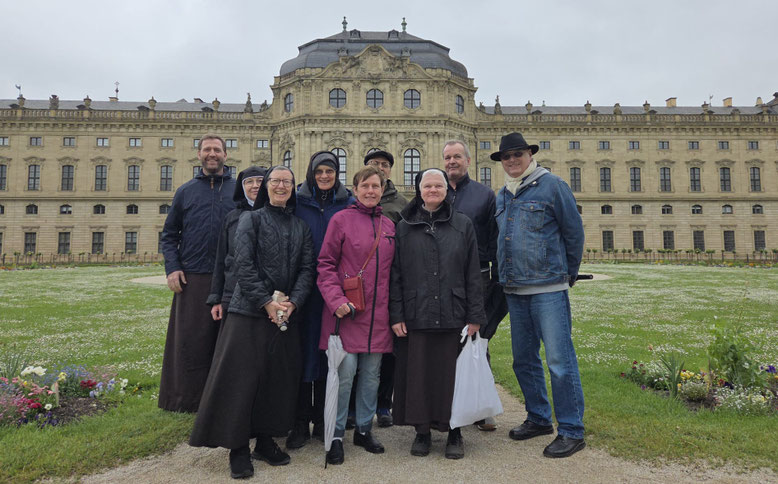 von links nach rechts:P. Matthäus OCD, Sr. Johanna OCD, Sr. Sara OCD, Ute Alfken TKG, Cornelia Mertins TKG, P. Günther OCD, Sr. Anna OCD, Peter Kößler TKG P. Thomas OCD