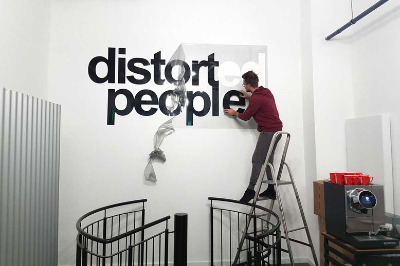 Montage einer Wandbeschriftung im Innenraum in Heidelberg