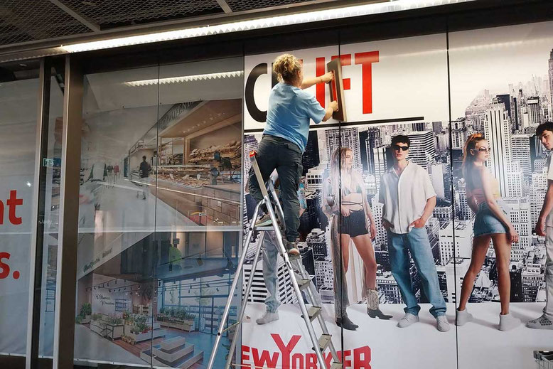 Montage einer Großflächigen Schaufensterfolierung Modegeschäft in Heidelberg