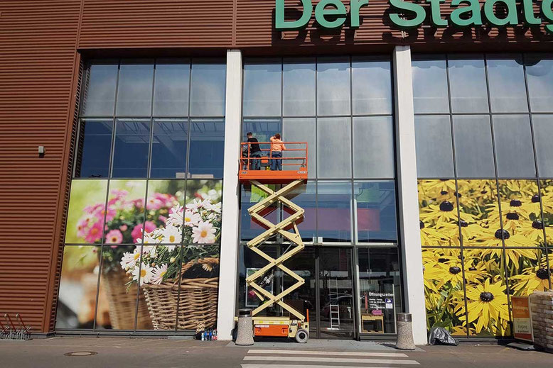 Montage von Schaufensterfolien und Sonnenschutzfolien an grossflächiger Glasfassade