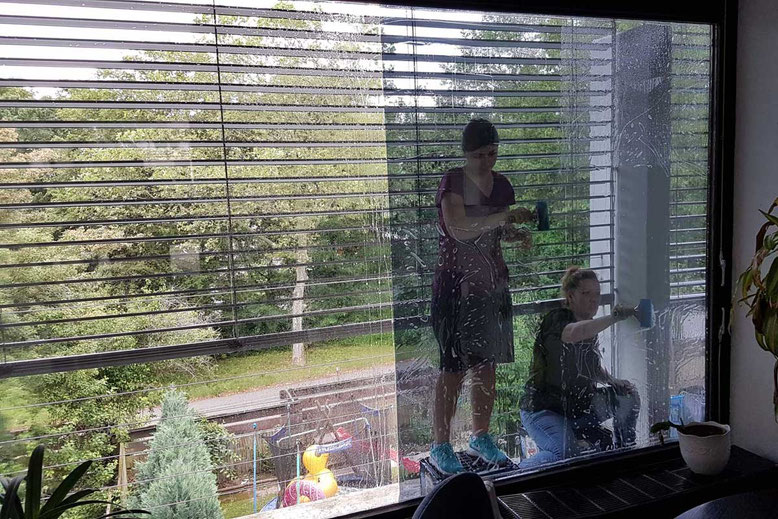 Außenmontage von Spiegelfolie an großflächigen Fenstern