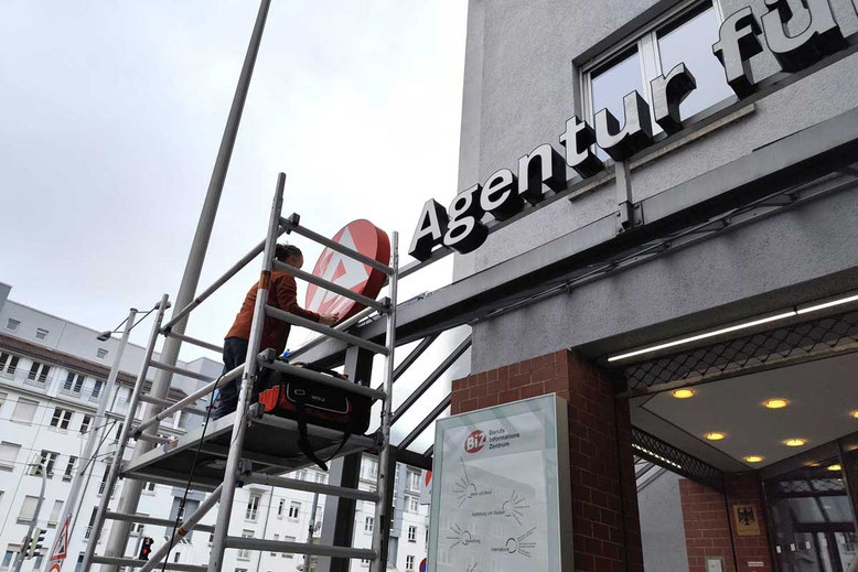 Instandhaltung Außenschild Agentur für Arbeit Heidelberg