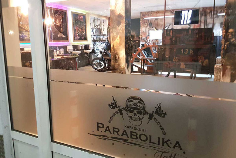 Sichtschutzfolie - Schaufensterfolie mit Logo in einem Tattoo - Studio