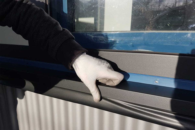 Detailaufnahme bei der Folierung eines Fensterrahmens