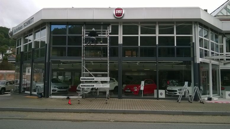 Folierung der Fensterrahmen an einem Autohaus