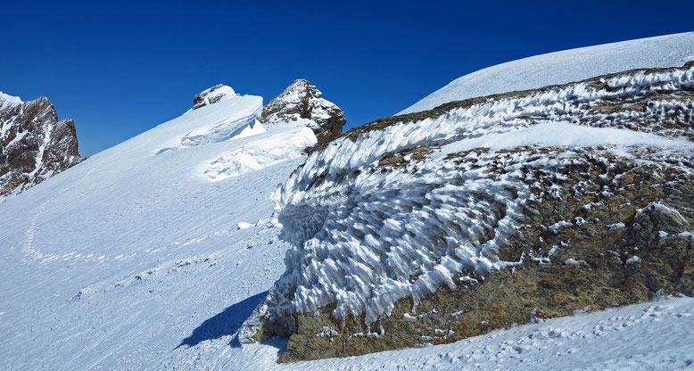 Wind und Neuschnee prägten diesen Felsen unterhalb vom Roccia Nera. Links die Breithornzwillinge und der Grat, welcher zum Mittel-und Hauptgipfel führt
