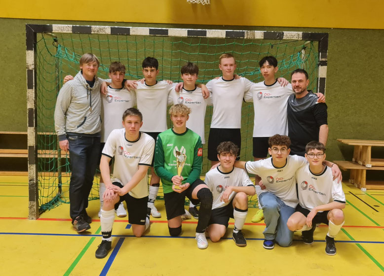 Mannschaftsbild mit Trainern. Die Vizemeister im Futsal. Die B-Jugend der JSG Mittleres Taubertal.