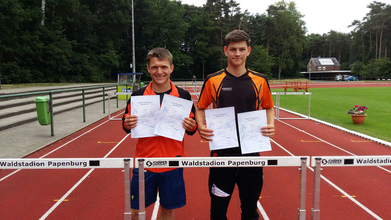 Leon Martens und Marcel Müller nach der Siegerehrung des Fünfkampfes in Papenburg