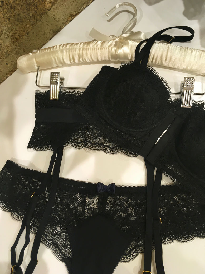Mini bustier, serre-taille et Tanga en dentelle de Calais (Disponible en boutique du B au D et du 36 au 42)