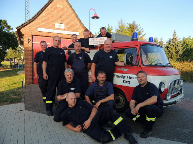 Machs Gut treuer Kamerad, sagten die Feuerwehrmänner der Klinzer Wehr und stellten sich zu einem letzten Foto auf und somit bleibt der alte B1000 in ewiger Erinnerung 