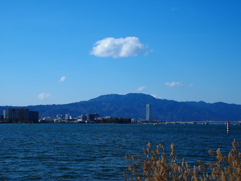 びわ湖と比叡山と近江大橋（2020年春）