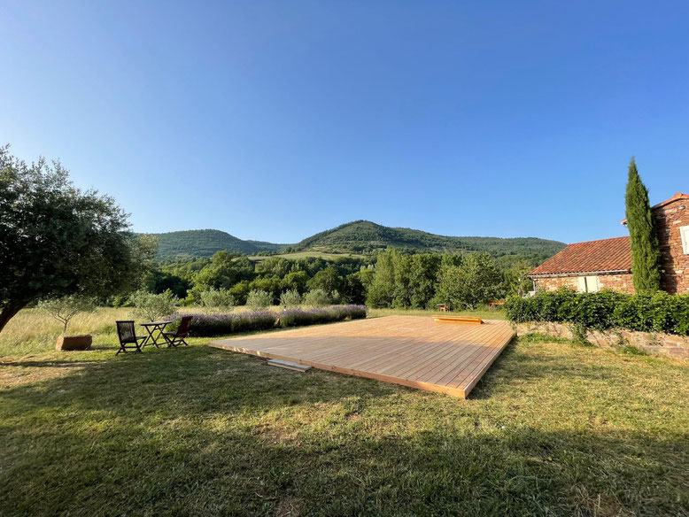 Une petite méditation sur le deck le matin entouré par les montagnes ?