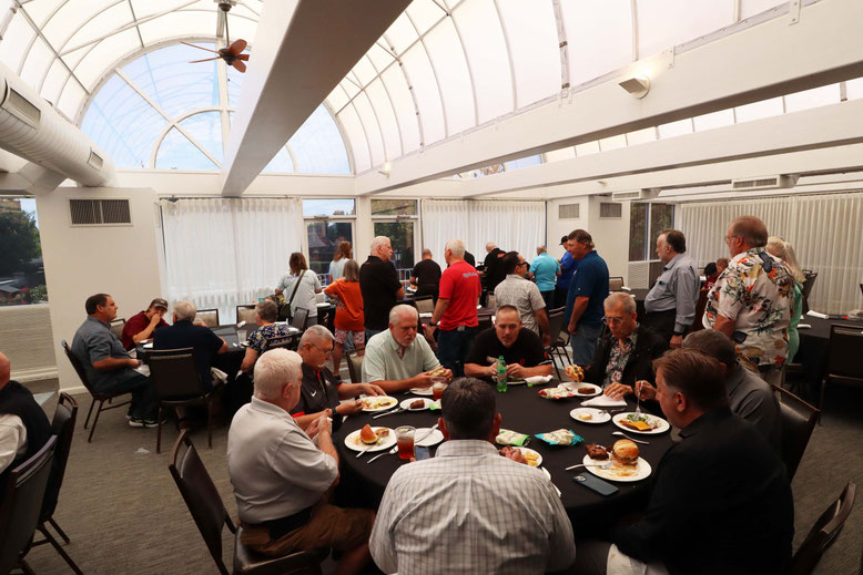 ランチビュッフェは落ち着いて会話できる貴重な機会