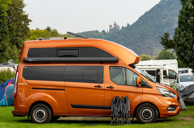 Unter Ford Nugget Plus Hochdach mit dem Namen "Ernie"