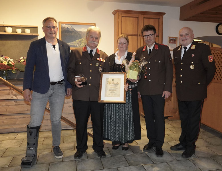 v.l.n.r.: VBGM Josef Fernsebner, OFK Richard Möschl, Renate Hohenwarter, BGM Josef M. Hohenwarter, BFK BGM Klaus Portenkirchner