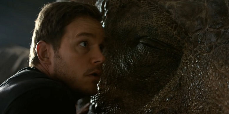 Chris Pratt aka Owen Grady lauscht in Jurassic World 2: Das gefallene Königreich einem T-Rex. Bilderquelle: Universal Pictures