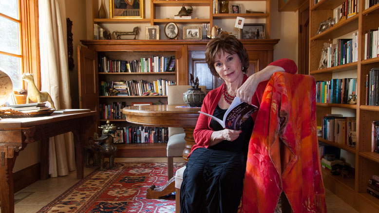 Isabell Allende wurde mit ihrem Roman 'Das Geisterhaus' bekannt, schrieb aber auch Jugendliteratur.  Foto (c) Lori Barra